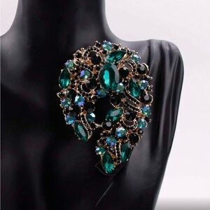 ✨Elegant Green and Black Gemstone Brooch